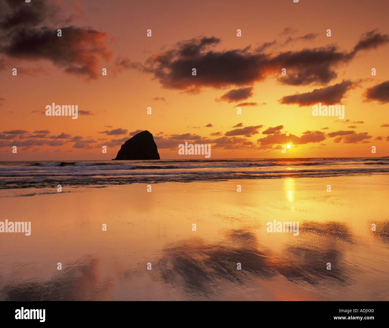 Coucher du soleil sur la plage à marée basse Cape Kiwanda Oregon Banque D'Images