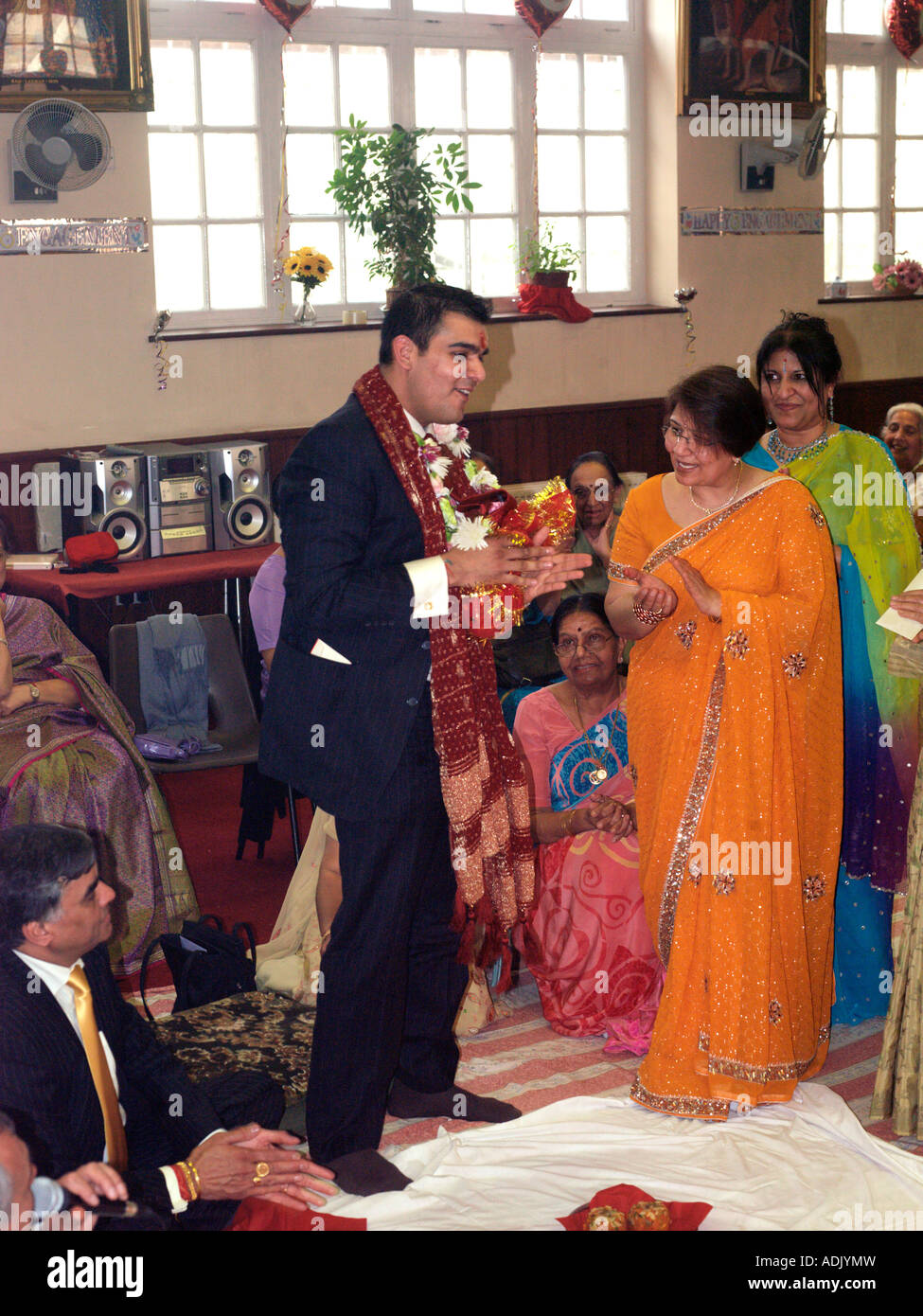 La mère et le fils des mains lors de la cérémonie d'engagement à l'Hindu Hindu Society Wimbledon London England Banque D'Images
