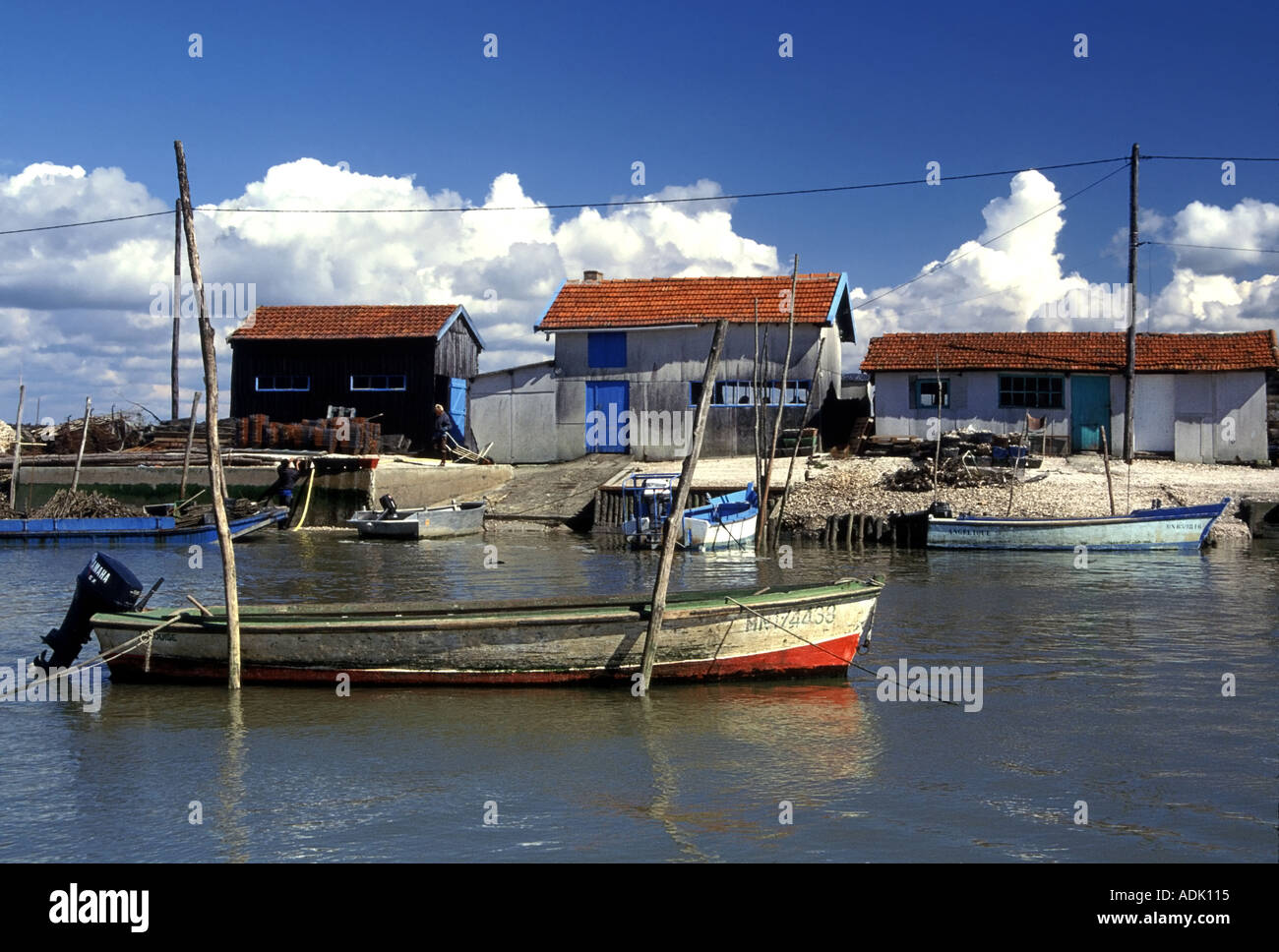 Cabane De Pêcheur à Vendre La Tremblade France Poitou charentes charentes port de pêche d'huîtres de la tremblade  Région Poitou charentes charente maritime atlantic coa Photo Stock - Alamy