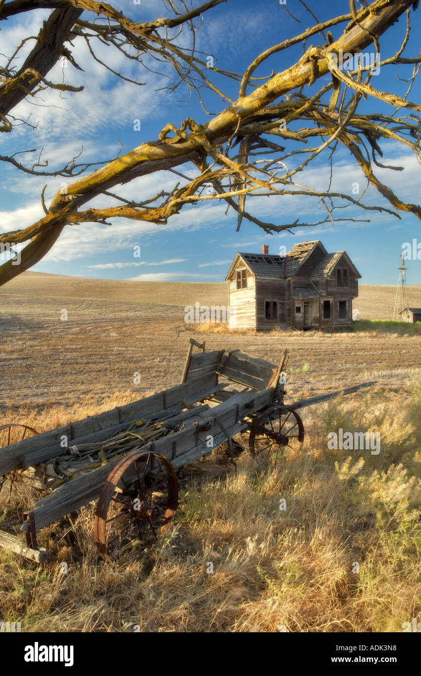 Maison de ferme abandonnée près de wagon et le Département de l'Oregon Banque D'Images