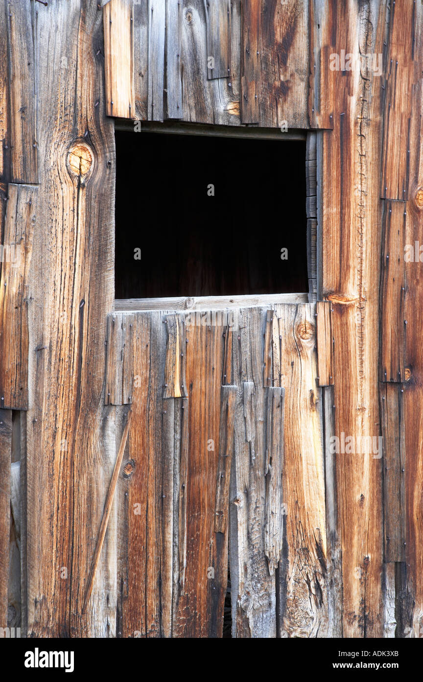 Weathered barn chambres avec fenêtre grange abandonnée dans la Forêt Nationale de l'Oregon Freemont Banque D'Images