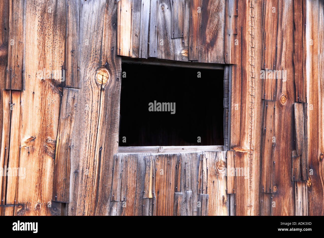Weathered barn chambres avec fenêtre grange abandonnée dans la Forêt Nationale de l'Oregon Freemont Banque D'Images