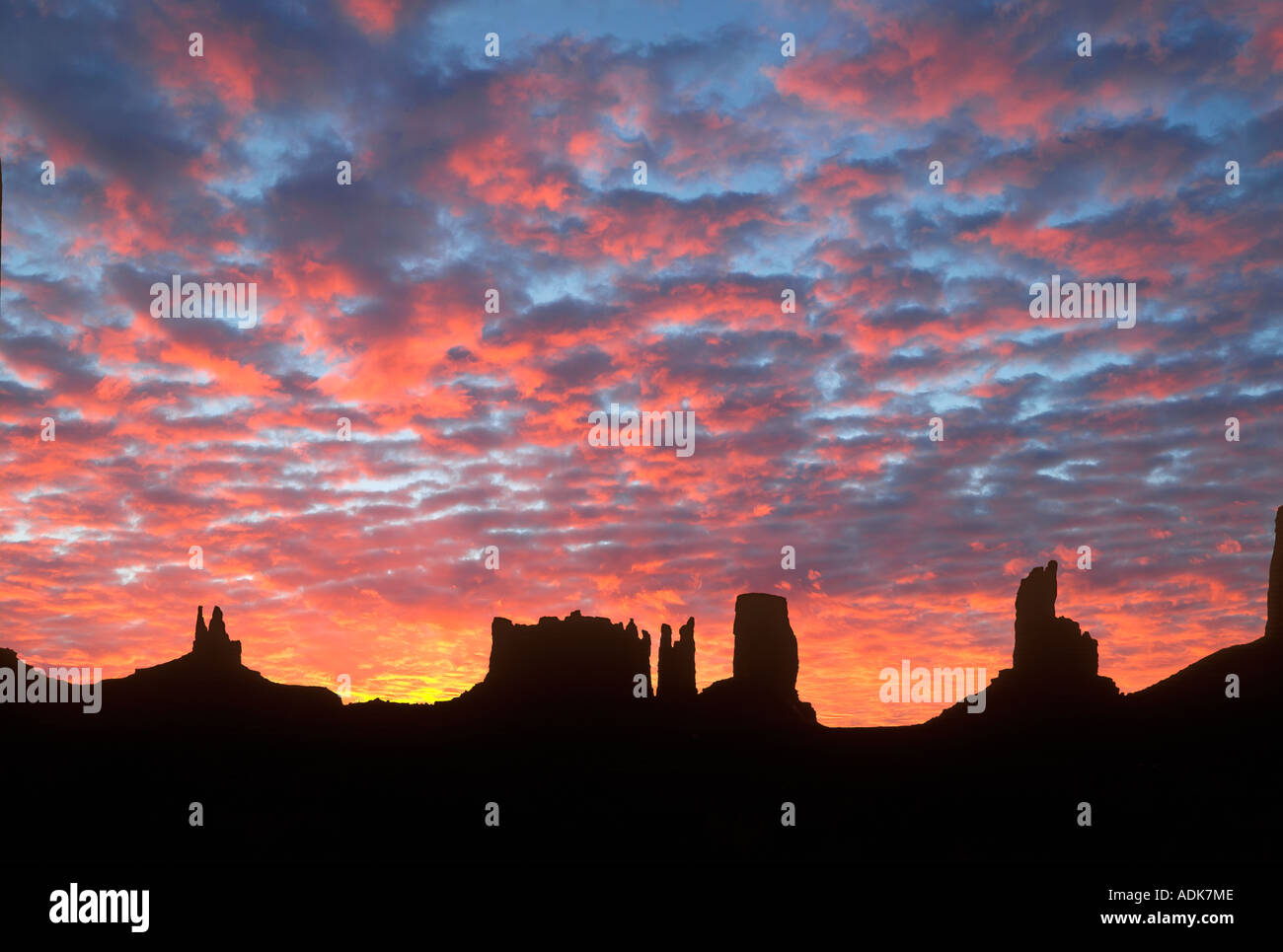 Monument Valley le lever du soleil. Arizona Banque D'Images