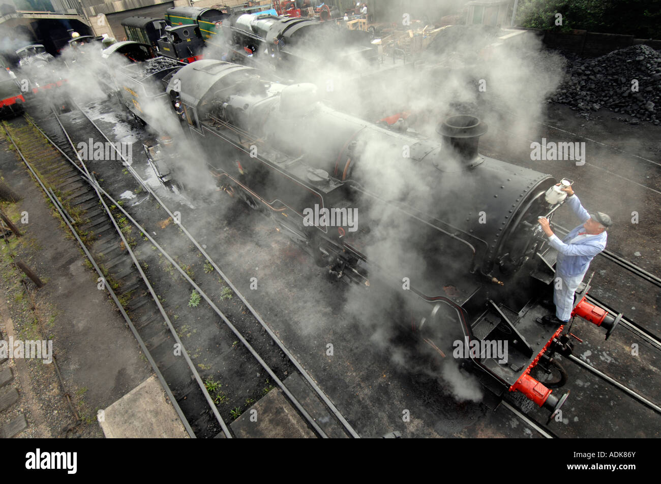 Un conducteur de locomotive à vapeur met un code normal à la lampe smokebox de British Railways locomotive 80151 Banque D'Images