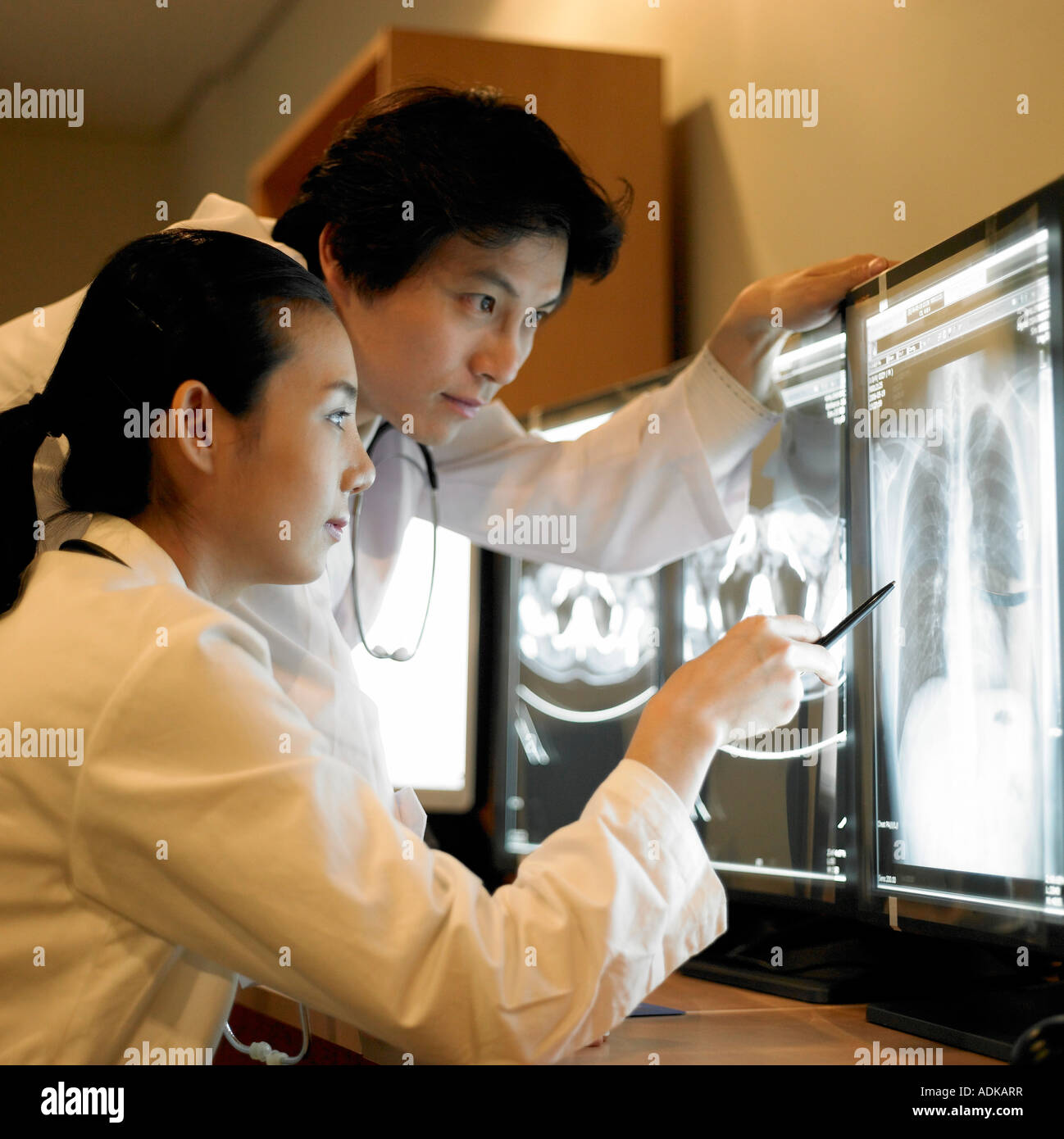 Un dentiste à la médecine à X ray photographies Banque D'Images