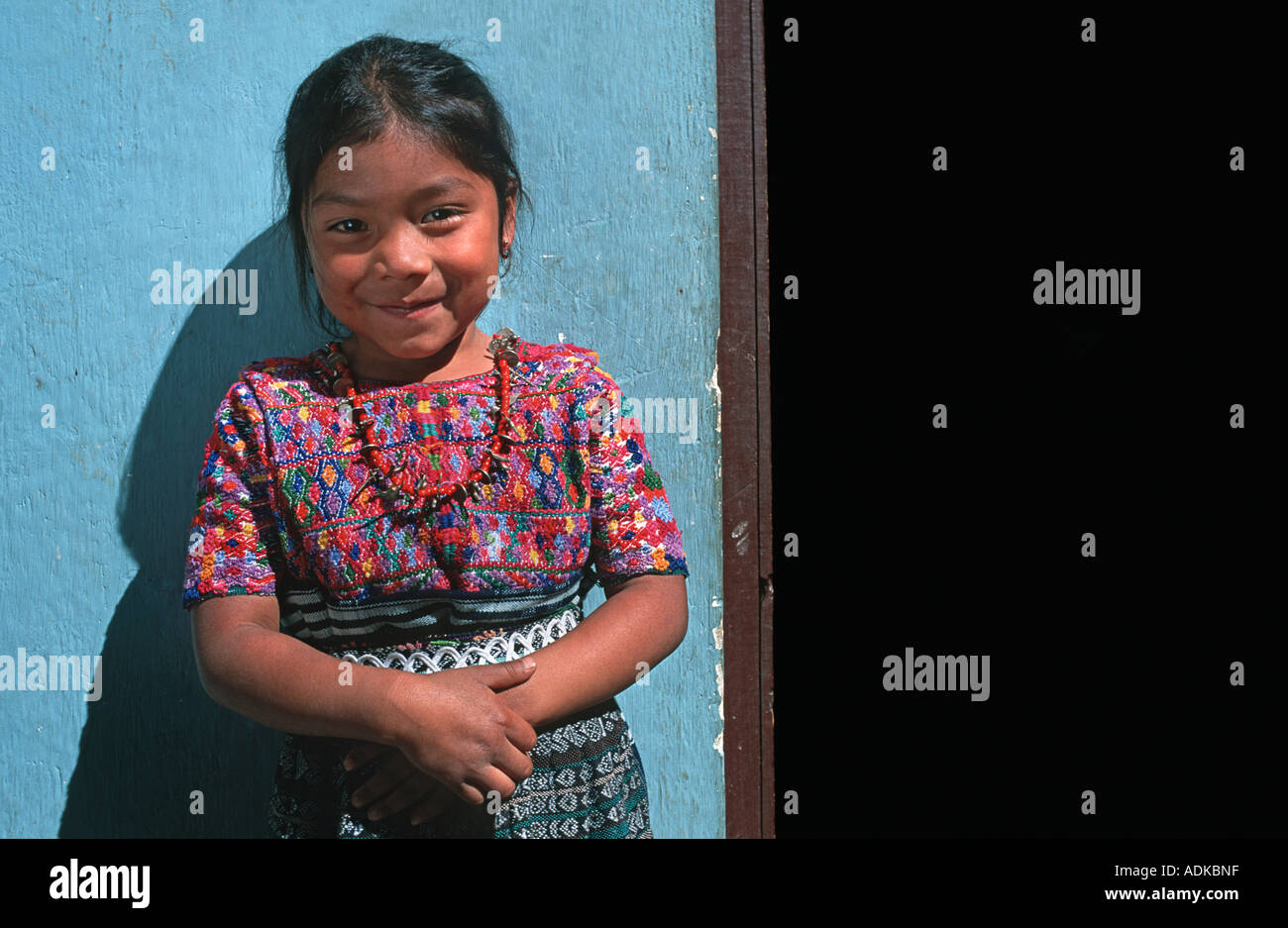 Portrait d'une jeune fille Maya en costume traditionnel stlye de sa communauté San Pedro Sacatepequez Guatemala Amérique Centrale Banque D'Images