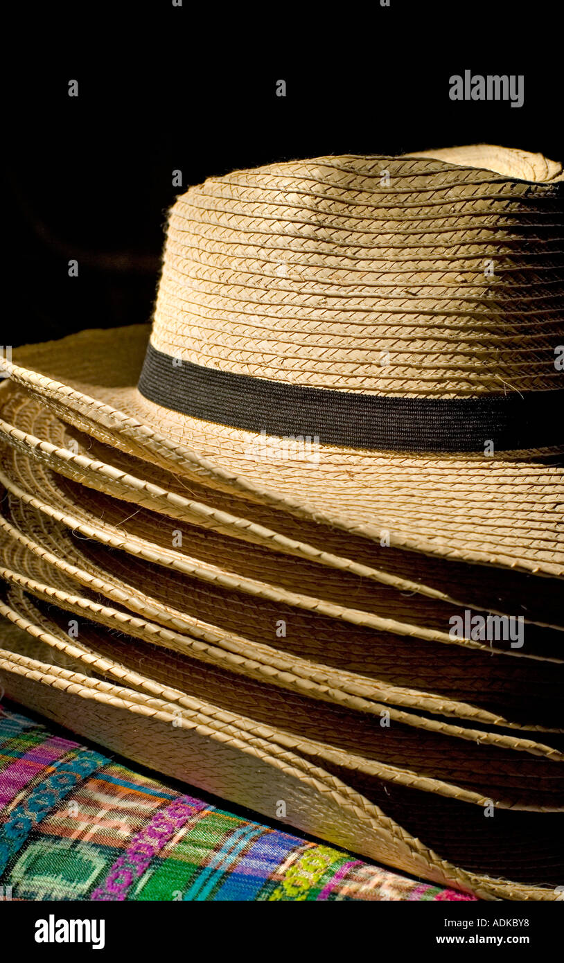Pile de chapeaux de style Panama guatémaltèque de la quiche de tissu ikat guatémaltèque Guatemala Guatemala Pologua Banque D'Images