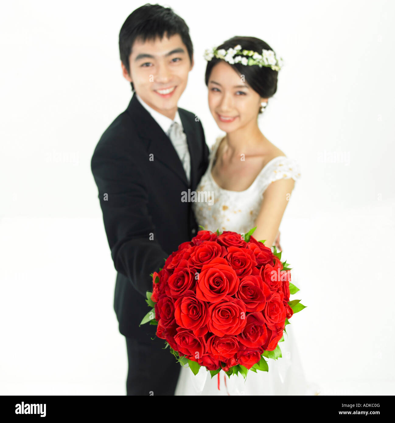 Un fiancé et une bride holding a bouquet Banque D'Images