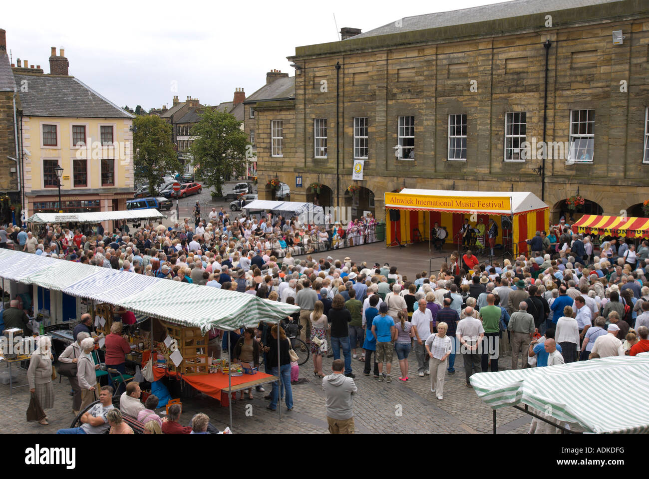 D'Alnwick Northumberland Royaume-uni Music Festival 2007 Place du marché la scène avec les artistes interprètes ou exécutants Uhot Banque D'Images