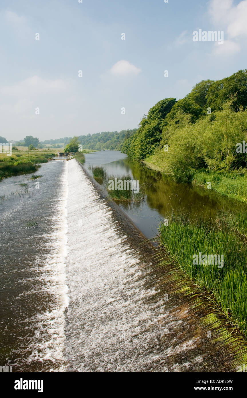 Weir sur la rivière Boyne à la ville de Slane, entre Drogheda et Navan, comté de Meath, en Irlande. Banque D'Images