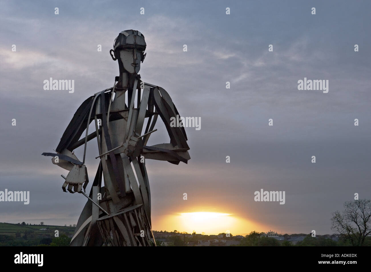 L'une des grandes figures de la sculpture de Maurice Harron 'que la danse commencer' entre les villes frontalières de Strabane et Lifford. Banque D'Images