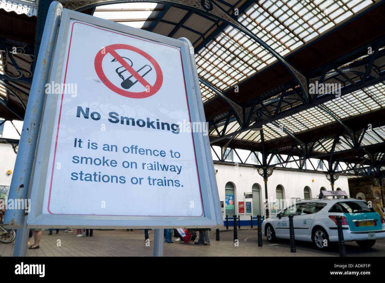 Aucun signe de fumer à l'extérieur de la gare de Brighton, Brighton, Angleterre. Banque D'Images