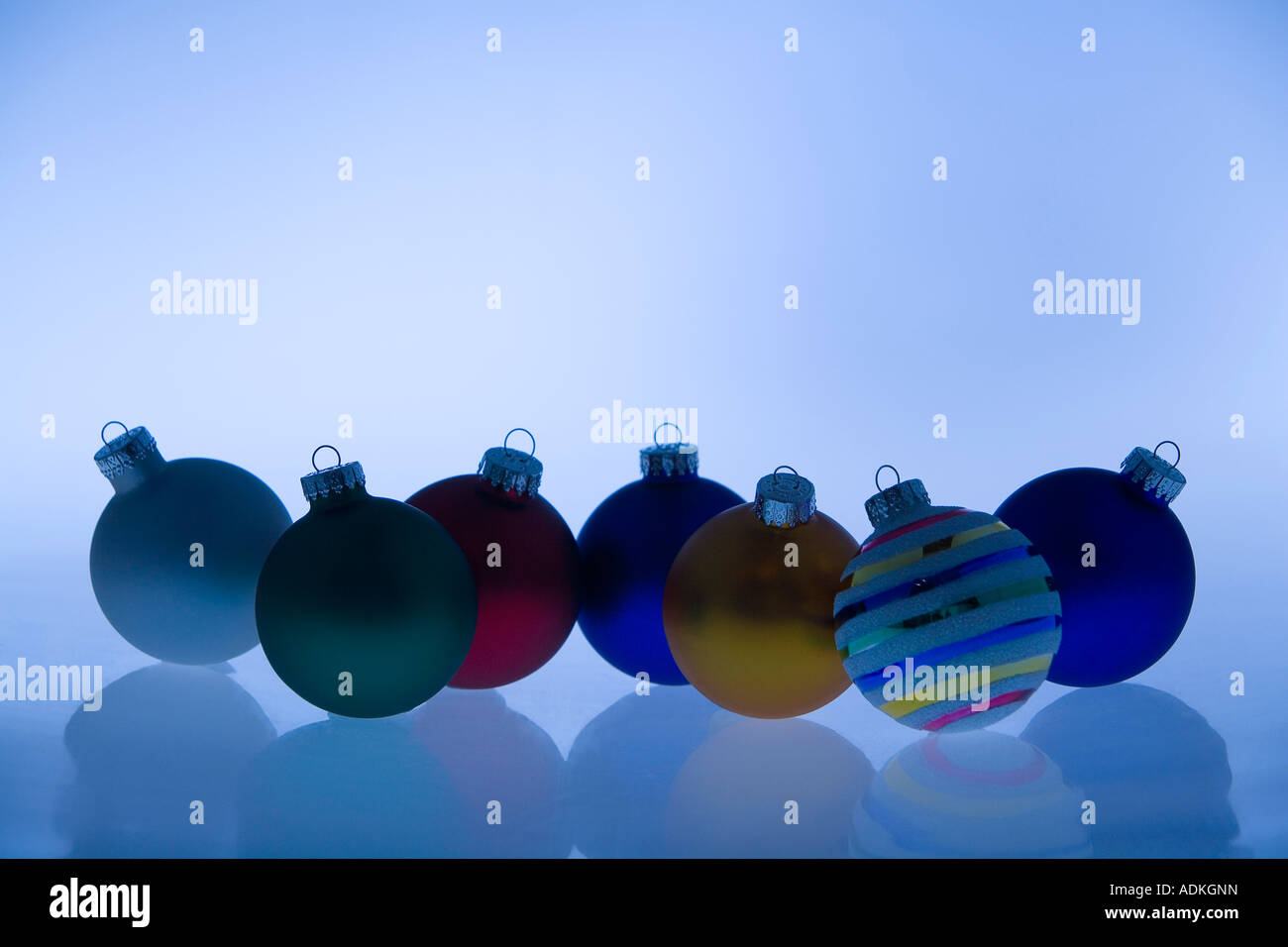 Plusieurs arbres de Noël ornements ampoule colorée sur fond blanc avec teinte bleu studio portrait Banque D'Images
