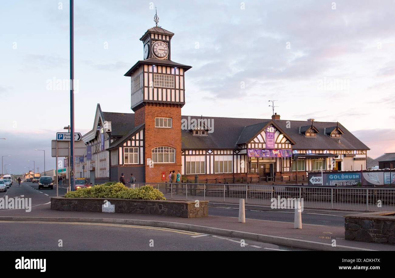 Gare de Portrush simulant style victorien Tudor dans la station balnéaire de vacances de Portrush ouvert en 1855 Banque D'Images