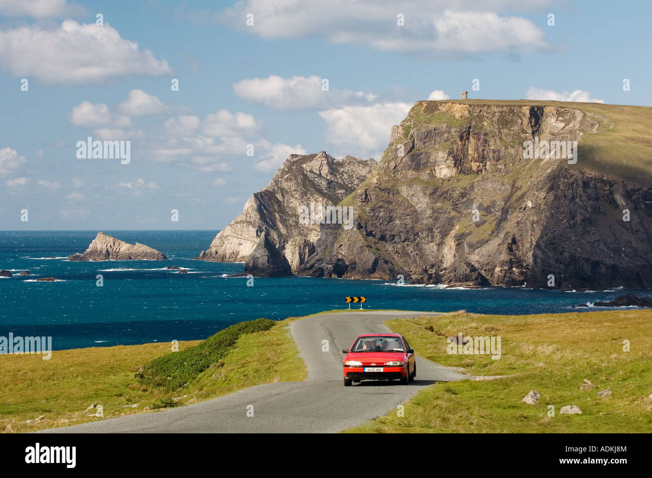 Glen Head s'élève au-dessus de la route au sud de Greeneville à Malin Beg, le sud-ouest de comté de Donegal, Irlande. Banque D'Images