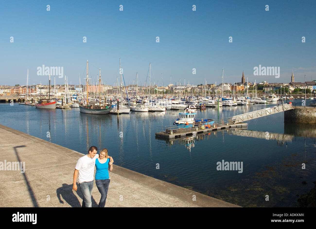 Station balnéaire de Bangor, près de Belfast, comté de Down, en Irlande du Nord. Promenade à côté du couple Irlande plus grand yacht marina. Banque D'Images