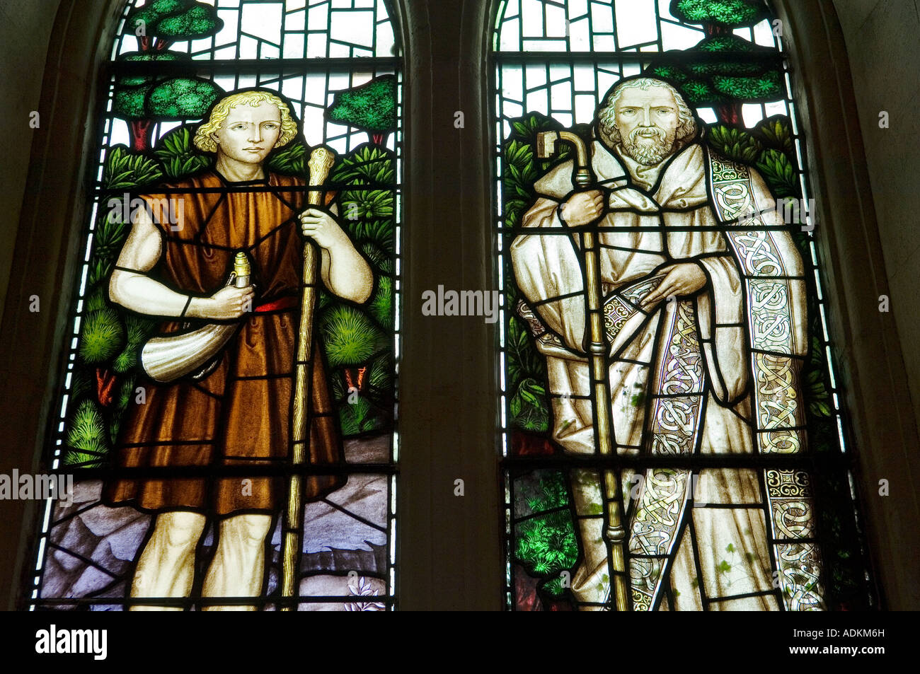 L'église de l'Irlande vers le bas, la cathédrale de Downpatrick. Fenêtre montrant Saint Patrick en tant que jeune esclave pasteur et missionnaire chrétien Banque D'Images