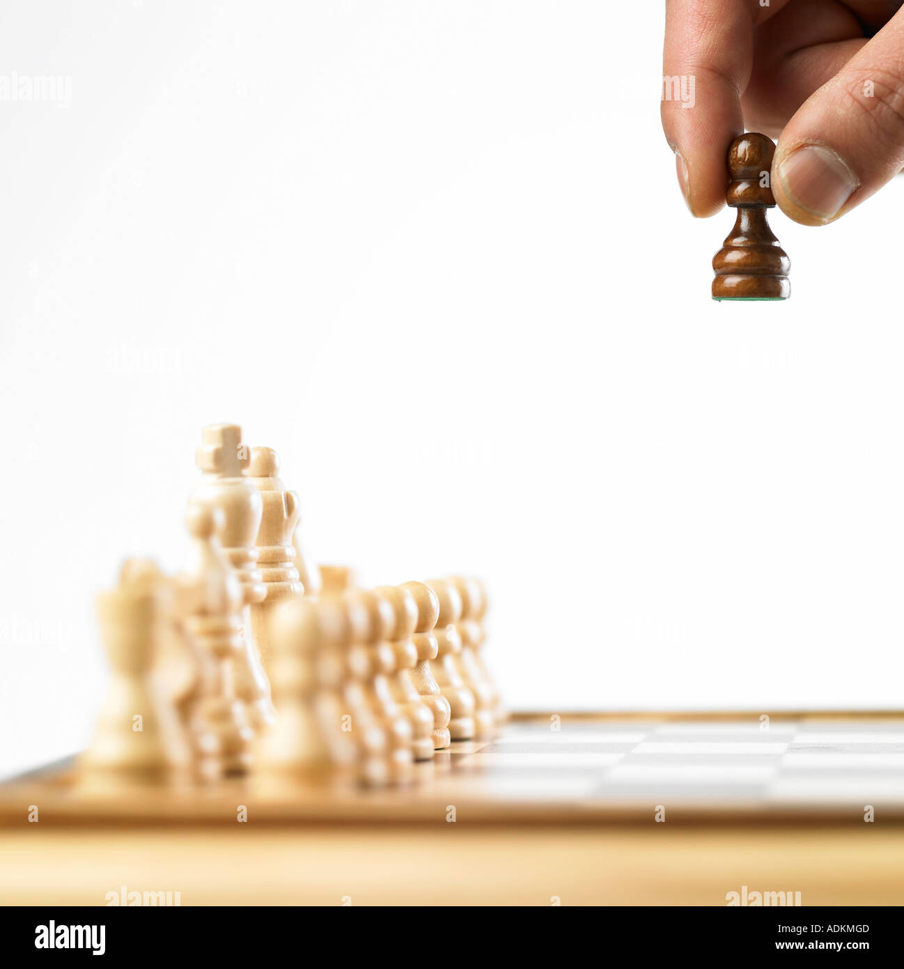 Un jeu d'échecs main tenant un Banque D'Images