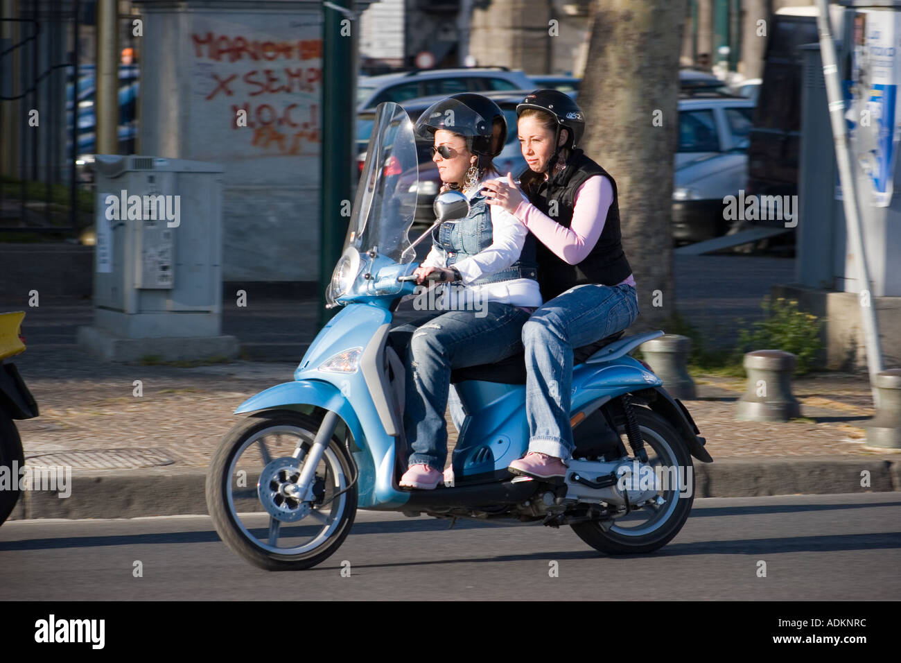 Les jeunes filles Riding Scooter à Naples Photo Stock - Alamy