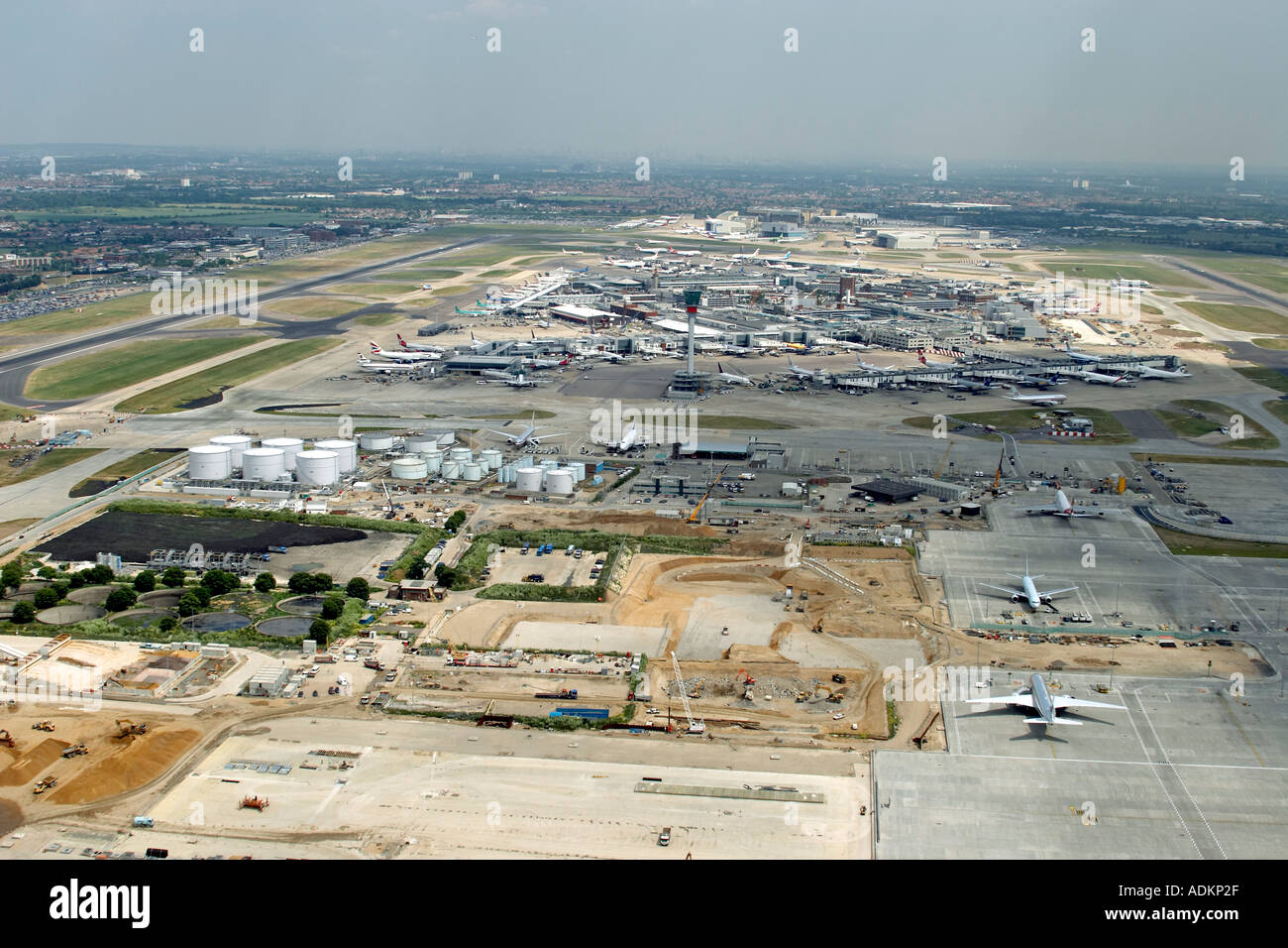 Vue aérienne de haut niveau oblique à l'est de la construction du Terminal 5 et Terminal One site 1 Terminal 2 Terminal 2 et trois 3 London TW6 Angleterre 2005 Banque D'Images