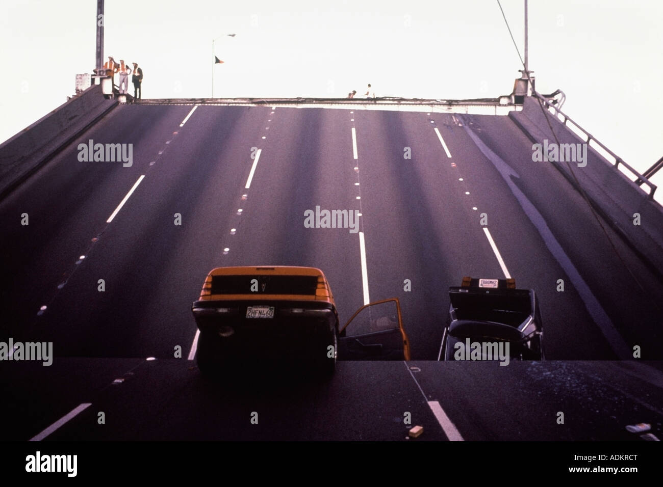 Deux voitures dans la section du Bay Bridge après le tremblement de terre de Californie 1989 Photo par Chuck Nacke Banque D'Images