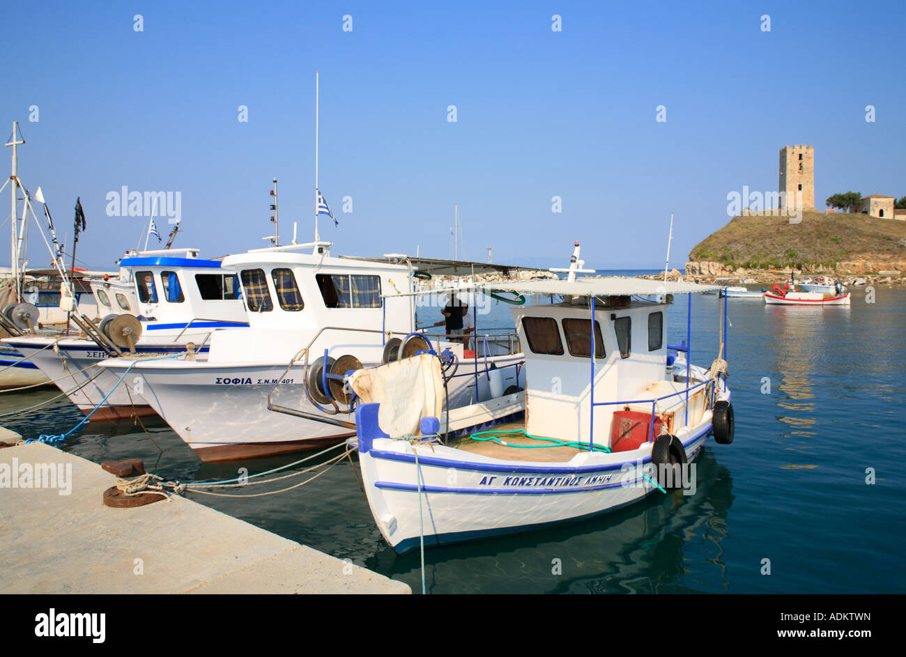 Bateaux de pêche au port de Nea Fokea sur la péninsule de Kassandra sur la péninsule de Chalcidice en Grèce Banque D'Images