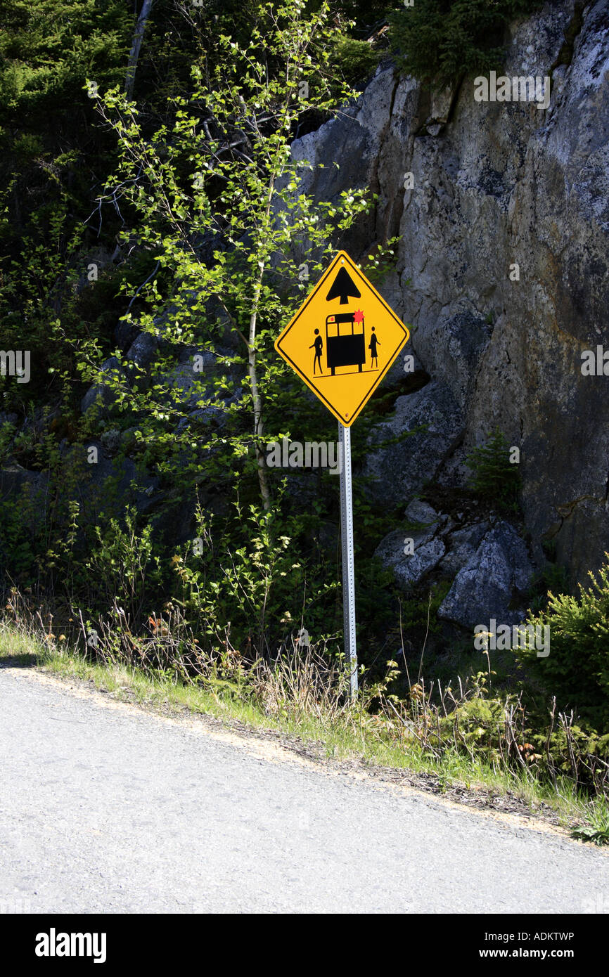 Route panneau d'avertissement "Attention, l'arrêt de bus de l'école pour l'avenir", en Nouvelle-Écosse, au Canada, en Amérique du Nord. Photo par Willy Matheisl Banque D'Images