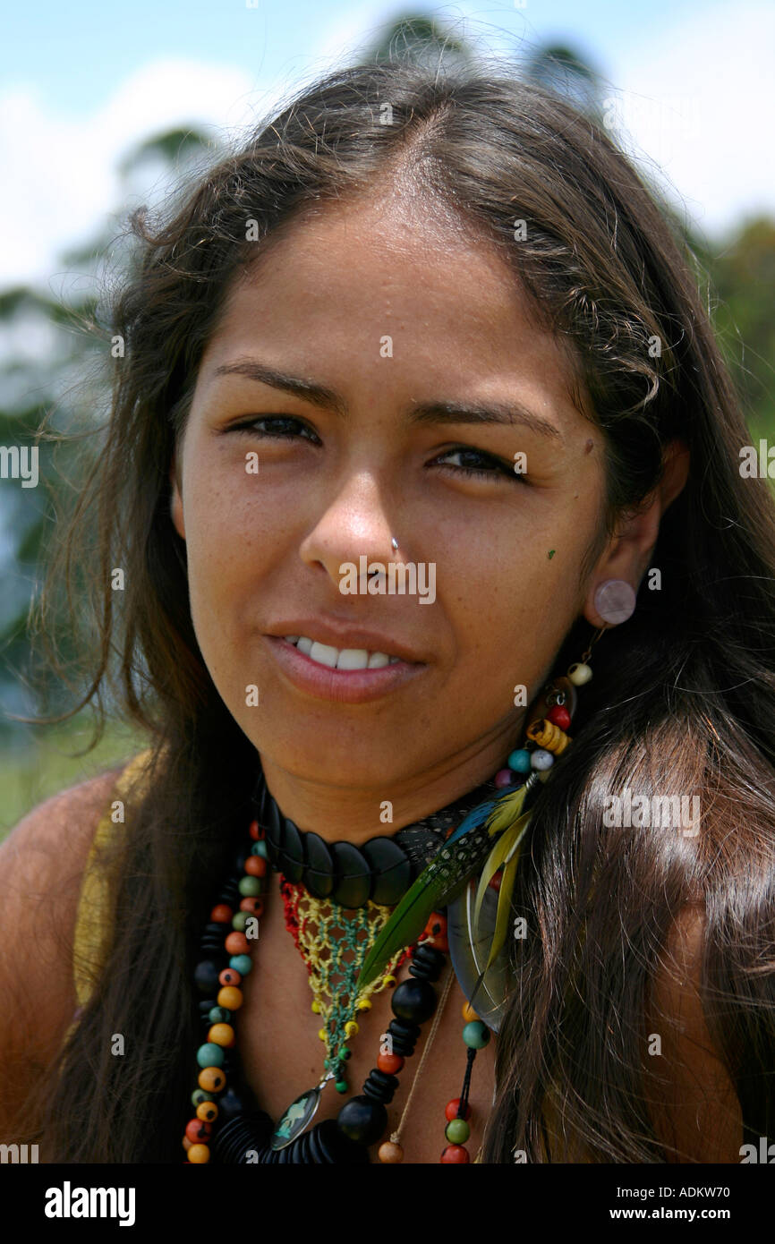 Belle femme brésilienne avec des colliers à Governador Valadares Brésil  Photo Stock - Alamy