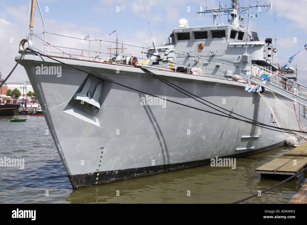 Navire militaire navale vue côté Arc Royal Navy HMS Cottesmore Hunt class minesweeper UK Angleterre Royaume-Uni Banque D'Images