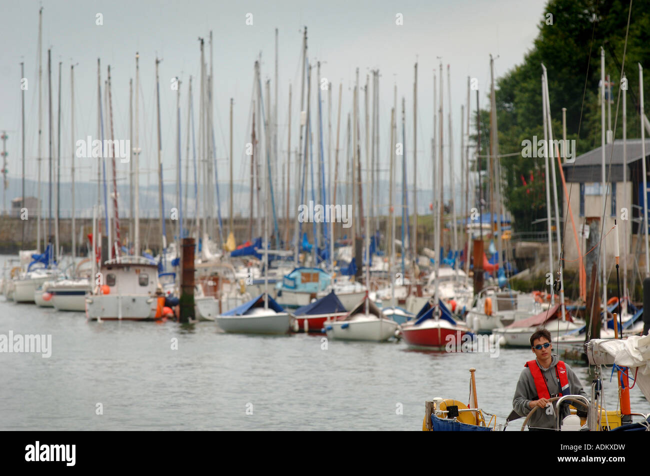 Bateaux à voile assis dans le port de Weymouth, dans le Dorset, UK, le lieu de la voile olympique de 2012 Banque D'Images
