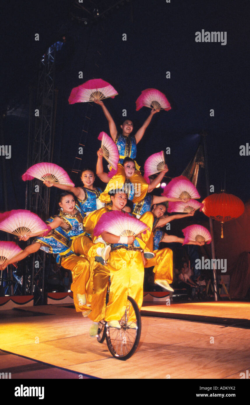 Les acrobates chinois la Grande Parade du Cirque Milwaukee Wisconsin United States of America Banque D'Images