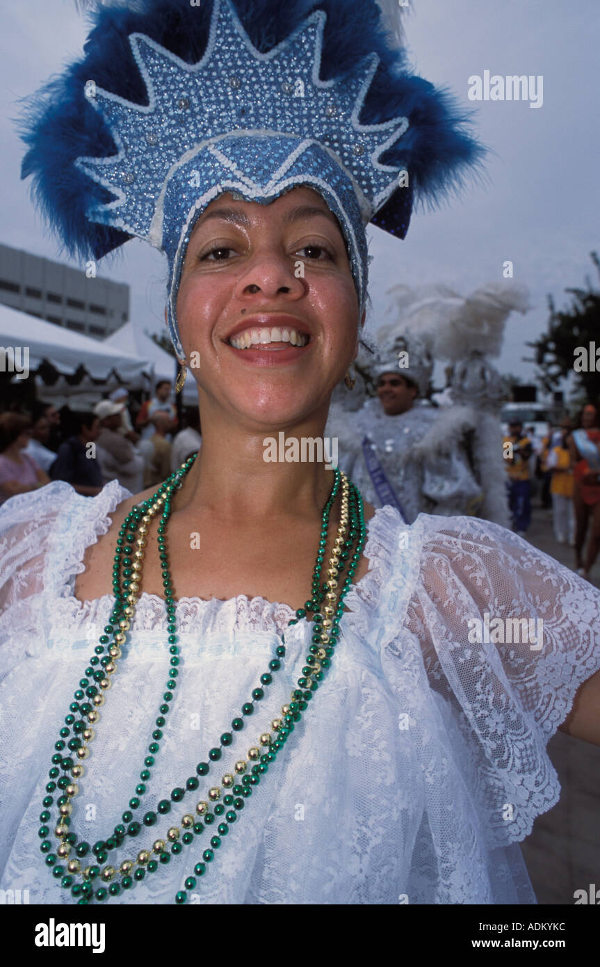 Style brésilien Carnival avec danseurs à Long Beach Californie, États-Unis d'Amérique Banque D'Images