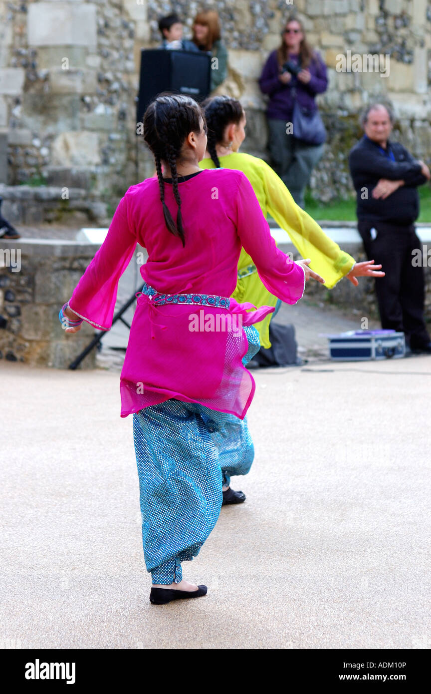 Les costumes colorés des danseurs de Bhangra à la Winchester Mayfest 2007 Banque D'Images