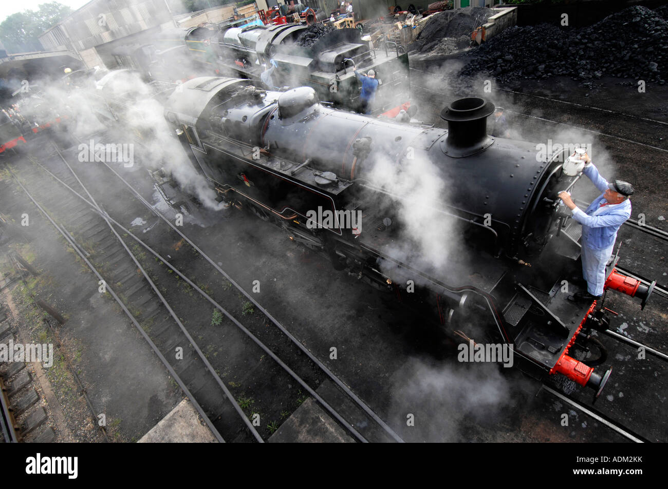 Un conducteur de locomotive à vapeur met un code normal à la lampe smokebox de British Railways locomotive 80151 Banque D'Images