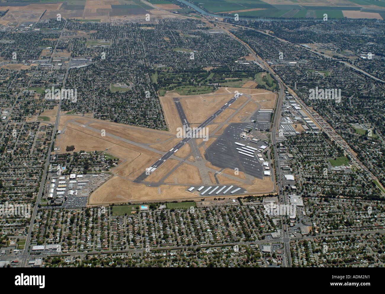 Vue aérienne au-dessus de propriété résidentielle autour de Sacramento Executive Airport, à Sacramento, CA SAC Banque D'Images