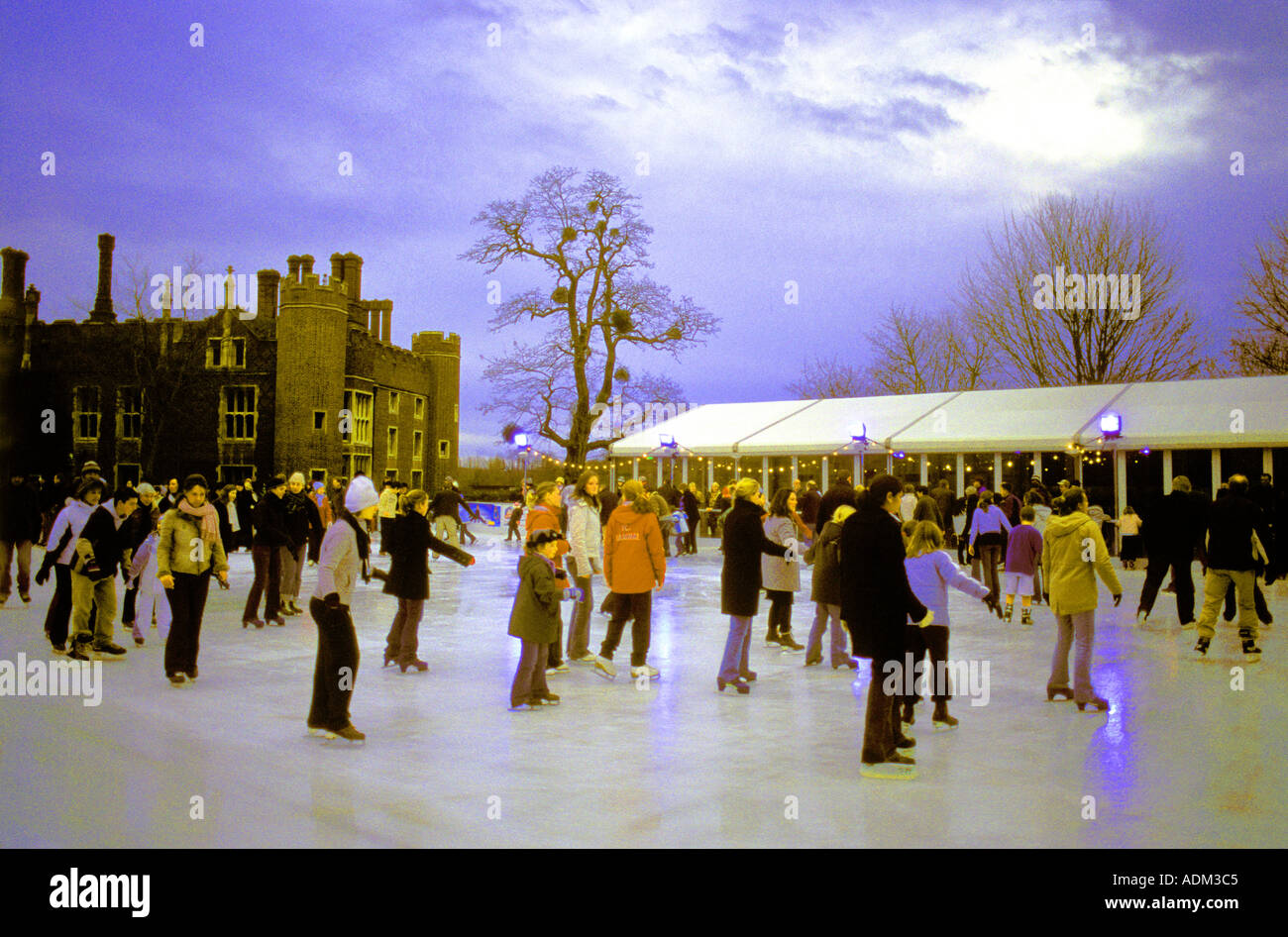Patineurs à Hampton Court Palace Patinoire saisonnière Molesey Surrey England Décembre Banque D'Images