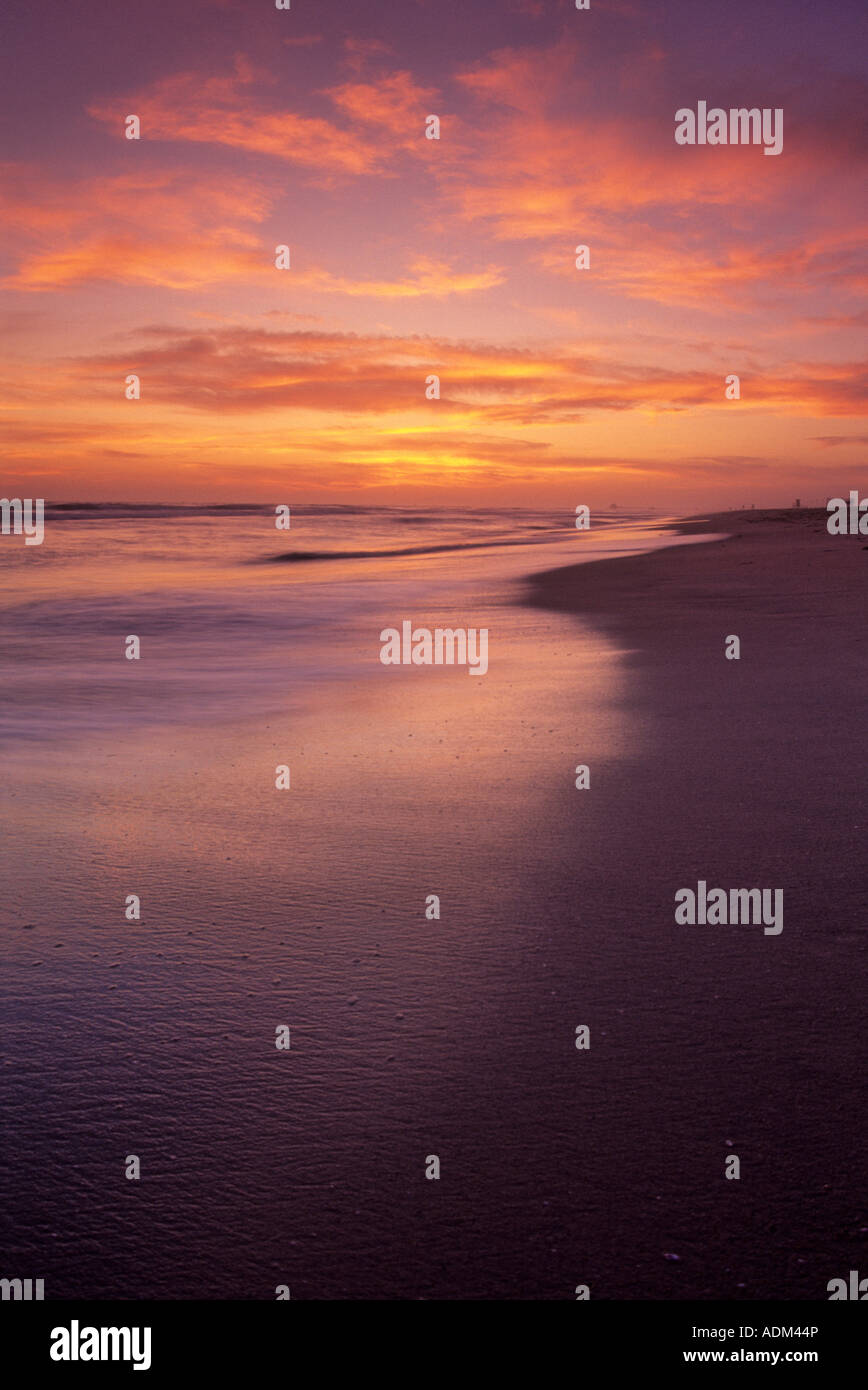 Coucher du soleil à Huntington State Beach, Californie, USA Banque D'Images