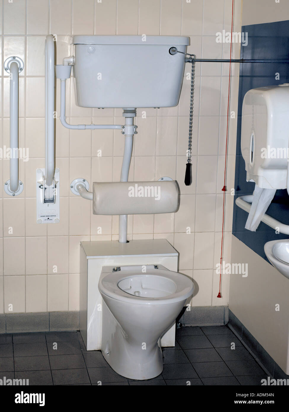 Toilettes à chasse chaîne & citerne montrant Banque D'Images