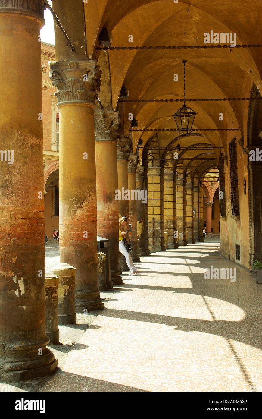 Bologna Italie : Colonnades ou portiques de Piazza San Stefano Banque D'Images