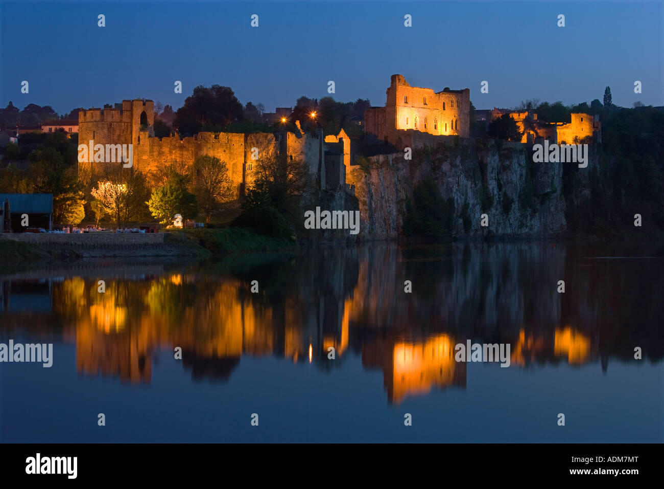 Le Château de Chepstow au crépuscule Monmouthshire South East Wales UK Banque D'Images
