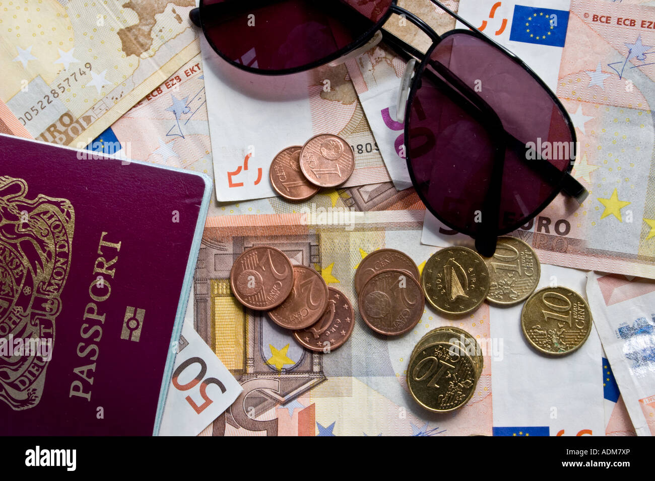 Vue de dessus de passeport, lunettes de soleil et monnaie euro Banque D'Images