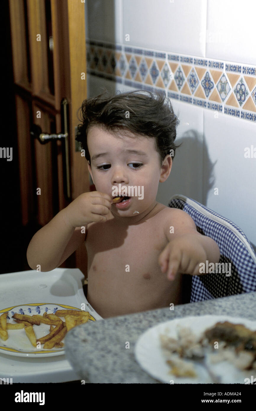 Enfant De Manger Des Frites Espagnol Zaragoza Espagne M Kike Calvo V W Garcon Mignon Bebe Petit Garcon Photo Stock Alamy