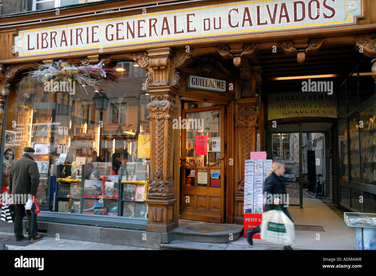 L'homme français à la librairie traditionnelle, 'Librairie Générale du Calvados", Rue St Pierre, Caen. Normandie, France. Déc 06 Banque D'Images