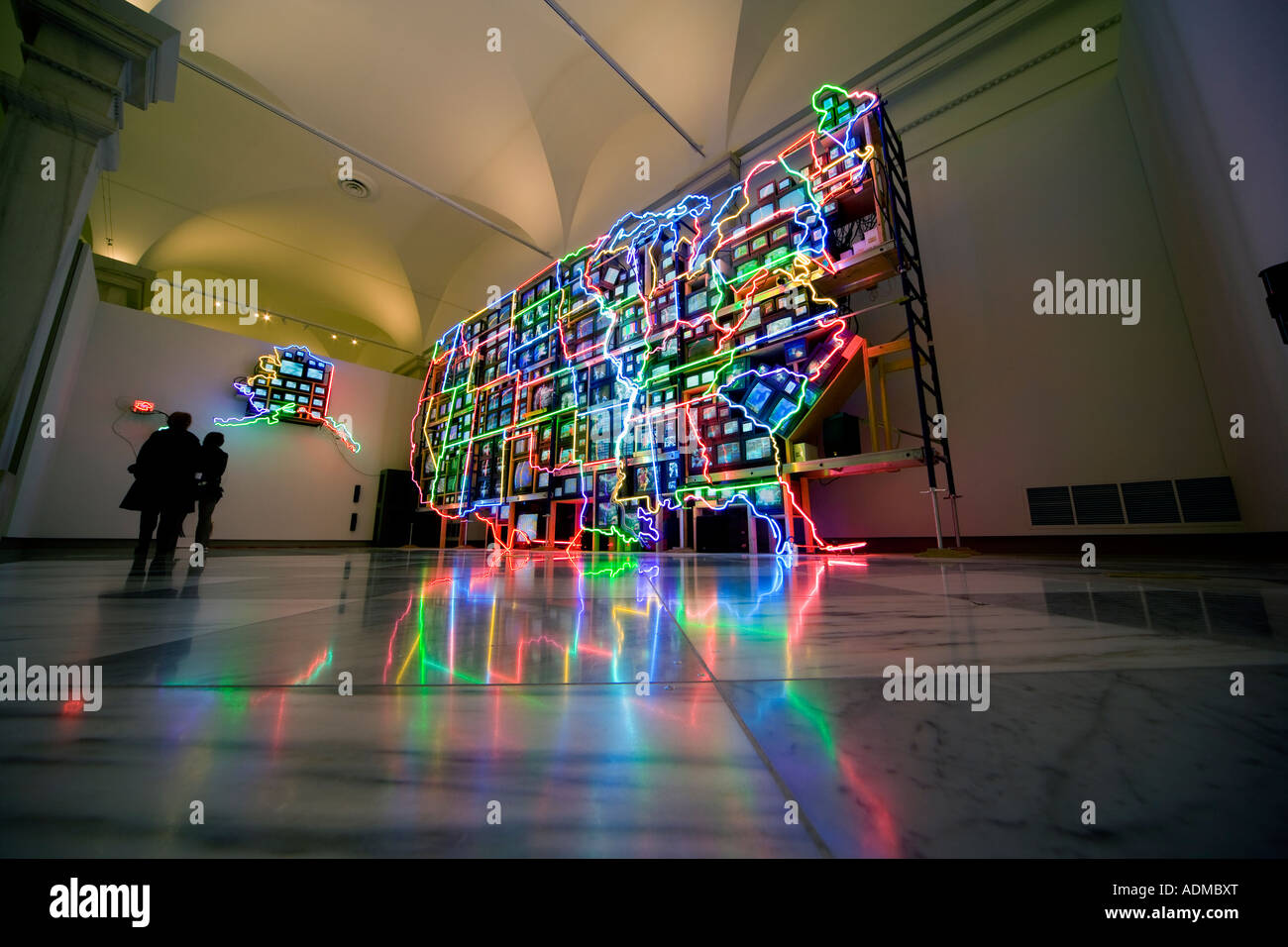 Neon site de l'USA en sculpture installation d'art vidéo autoroute électronique par Nam June Paik dans l'American Art Museum, DC Banque D'Images