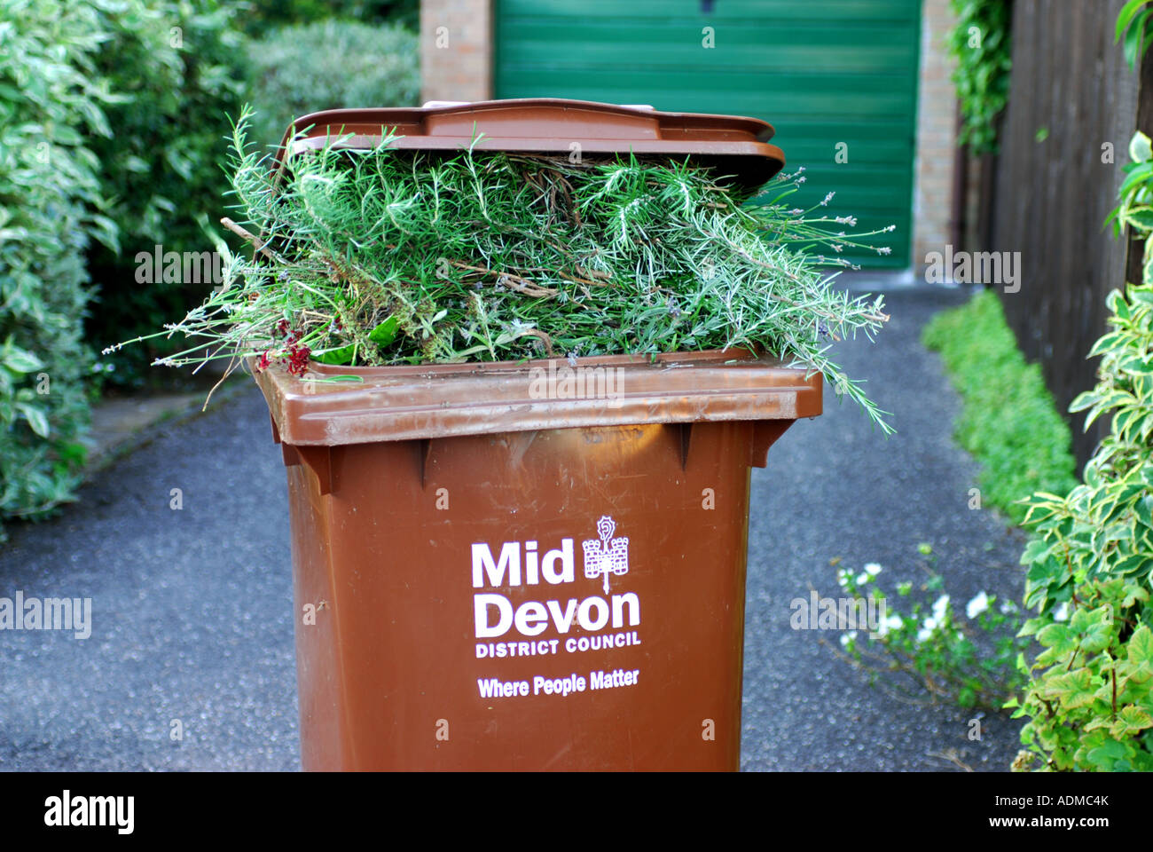 Wheely bins bordent les rues de Tiverton Devon en attente de collecte