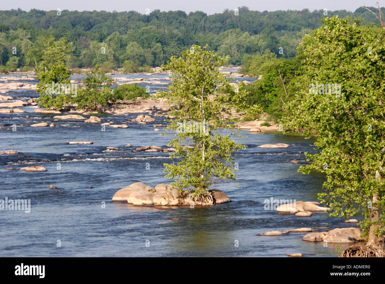 Richmond Virginia,James River,eau,rochers,arbres,ligne d'automne,VA060518087 Banque D'Images