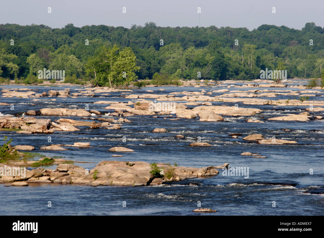 Richmond Virginia,James River,eau,rochers,arbres,ligne d'automne,VA060518090 Banque D'Images