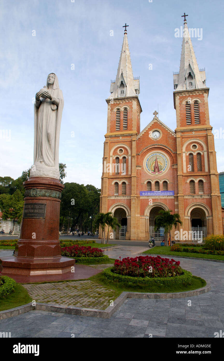 Les tours jumelles de la cathédrale Notre-Dame de Ho Chi Minh City Vietnam sont munis d'éperons de fer Banque D'Images