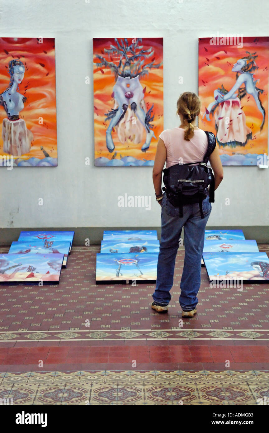 'Un touriste admire l'art vietnamien moderne dans le Musée des Beaux Arts à Ho Chi Minh City Vietnam' Banque D'Images