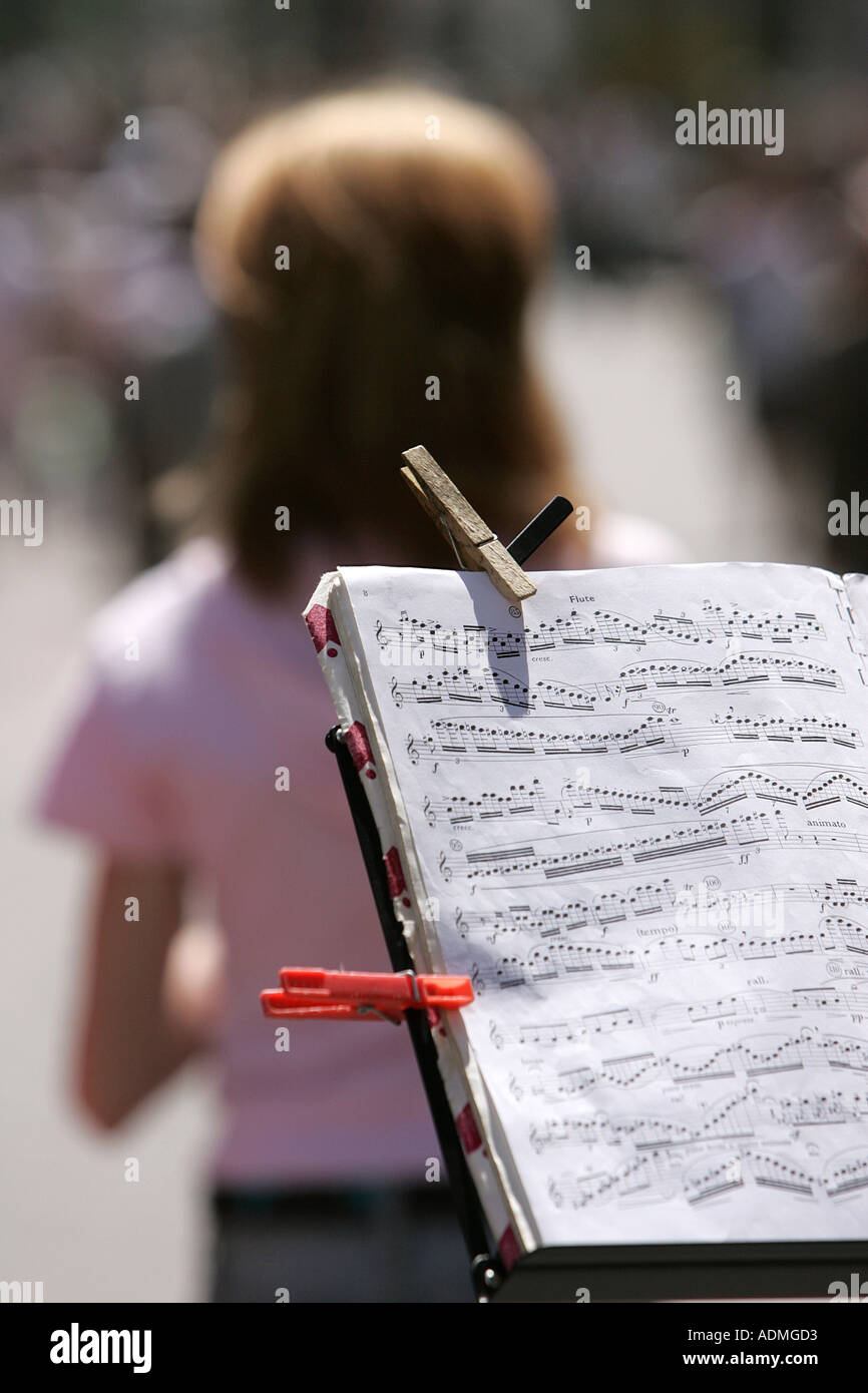 Une feuille de musique classique notes note chevalet peg flûte clip fille femme street un musicien jouant la guitare accordéon dr Banque D'Images